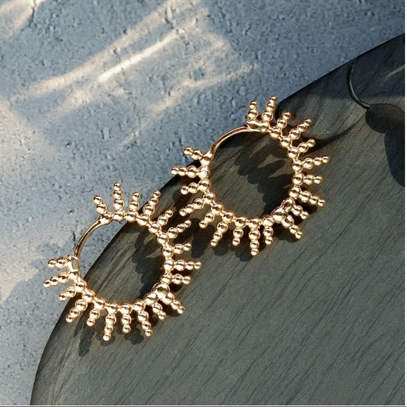 ✨18K Gold Plated Sun Sunburst Huggie Hoop Earrings - Picture 3 of 8